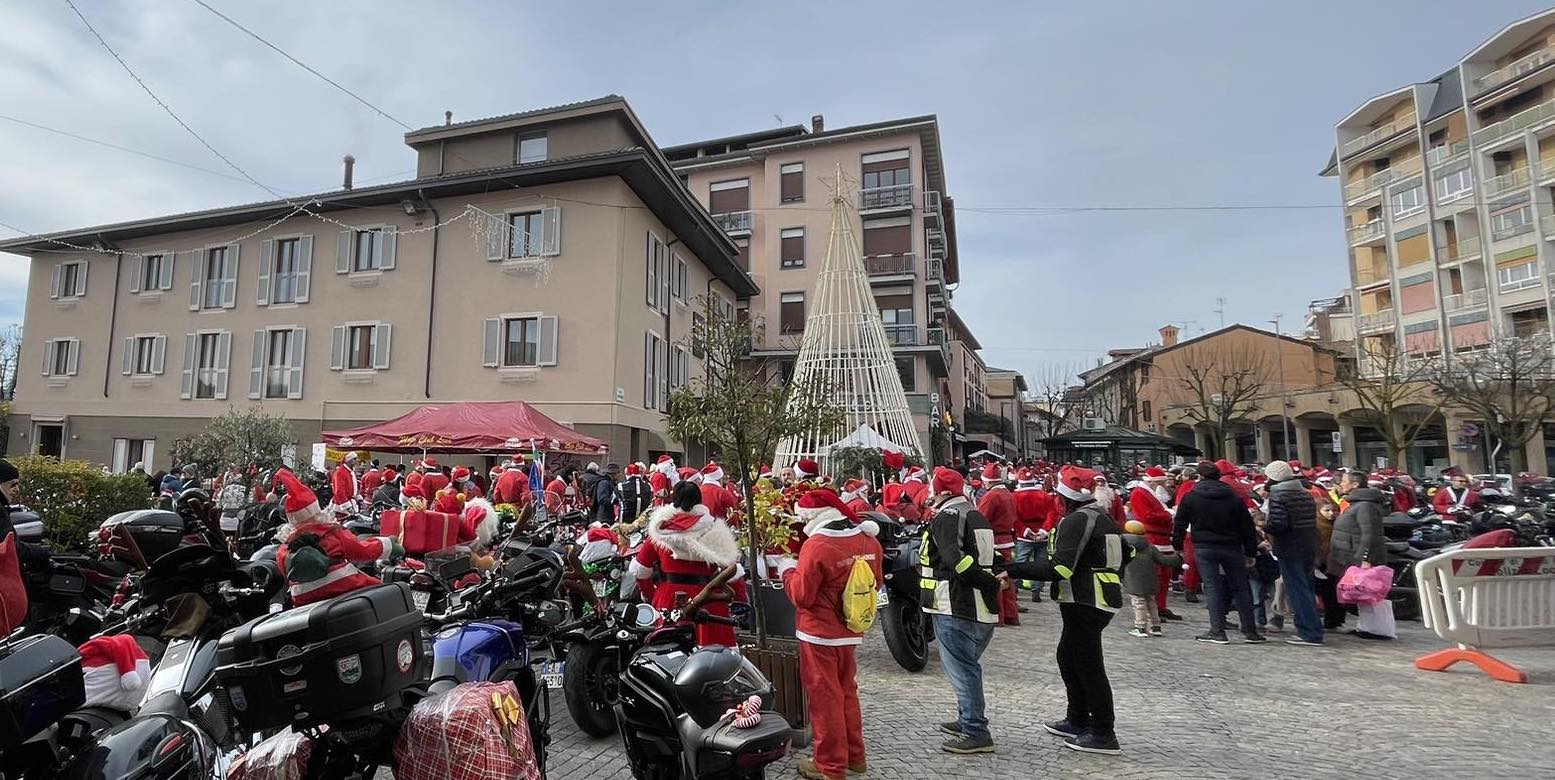 Si accende il Natale in riva al Ticino. A Sesto Calende l’invasione dei Babbi in motocicletta