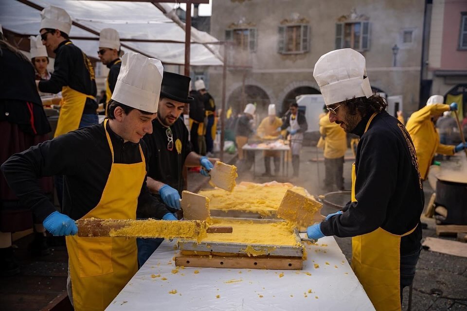 Maschere, musica, polenta e sciriuii: a Domodossola un Carnevale storico che ogni anno rinnova riti e tradizioni