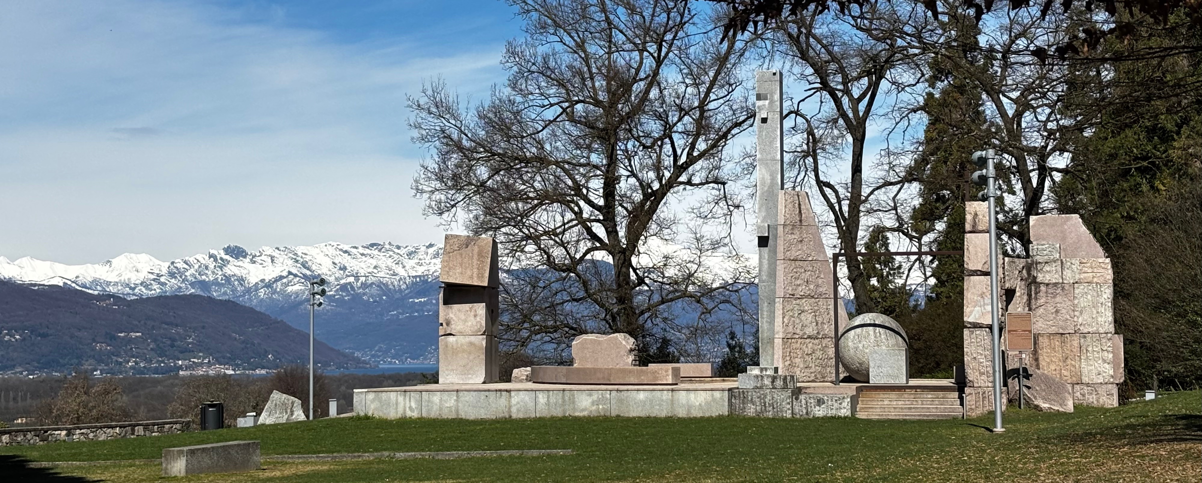 Dove la luce incontra la pietra: a Taino il monumento di Giò Pomodoro segna il tempo che scorre