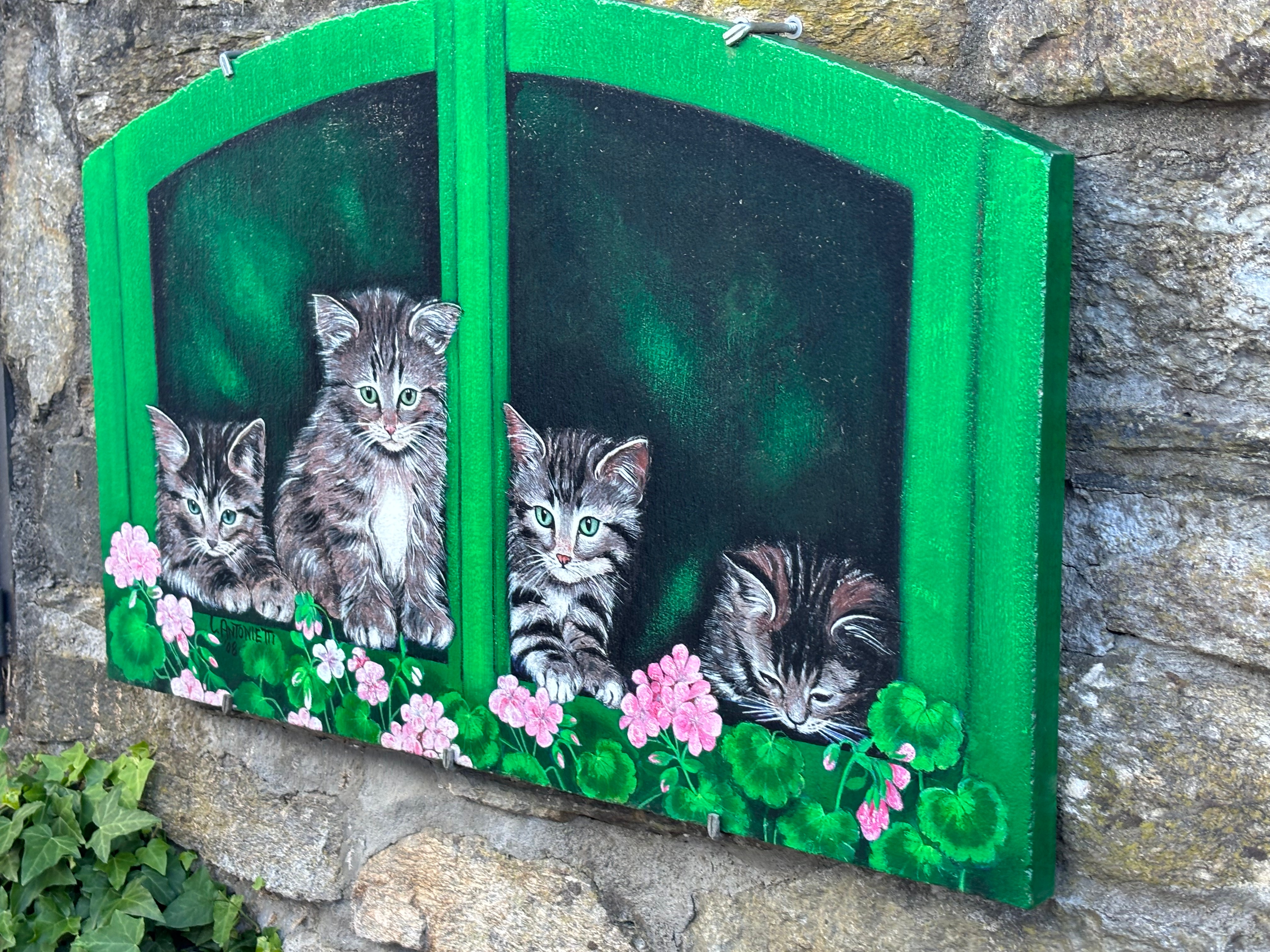 Brolo, il paese dei gatti che si specchia sul Lago D’Orta