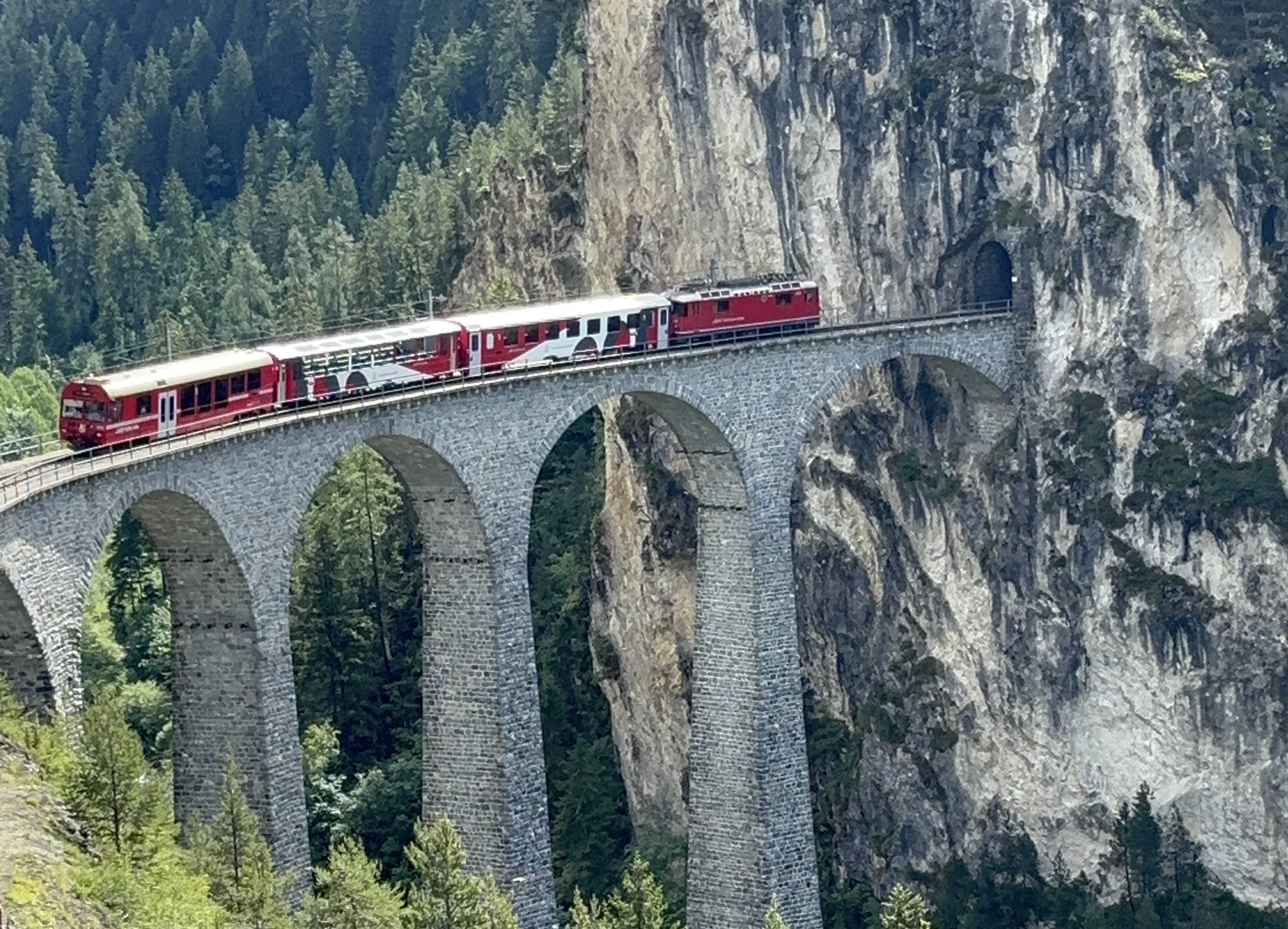 Tre modi per osservare e fotografare il viadotto simbolo della ferrovia dell’Albula