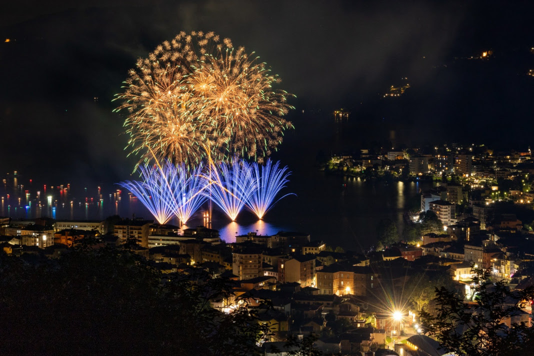 Fuochi a ritmo di musica sul Lago d&rsquo;Orta per la Festa di San Vito