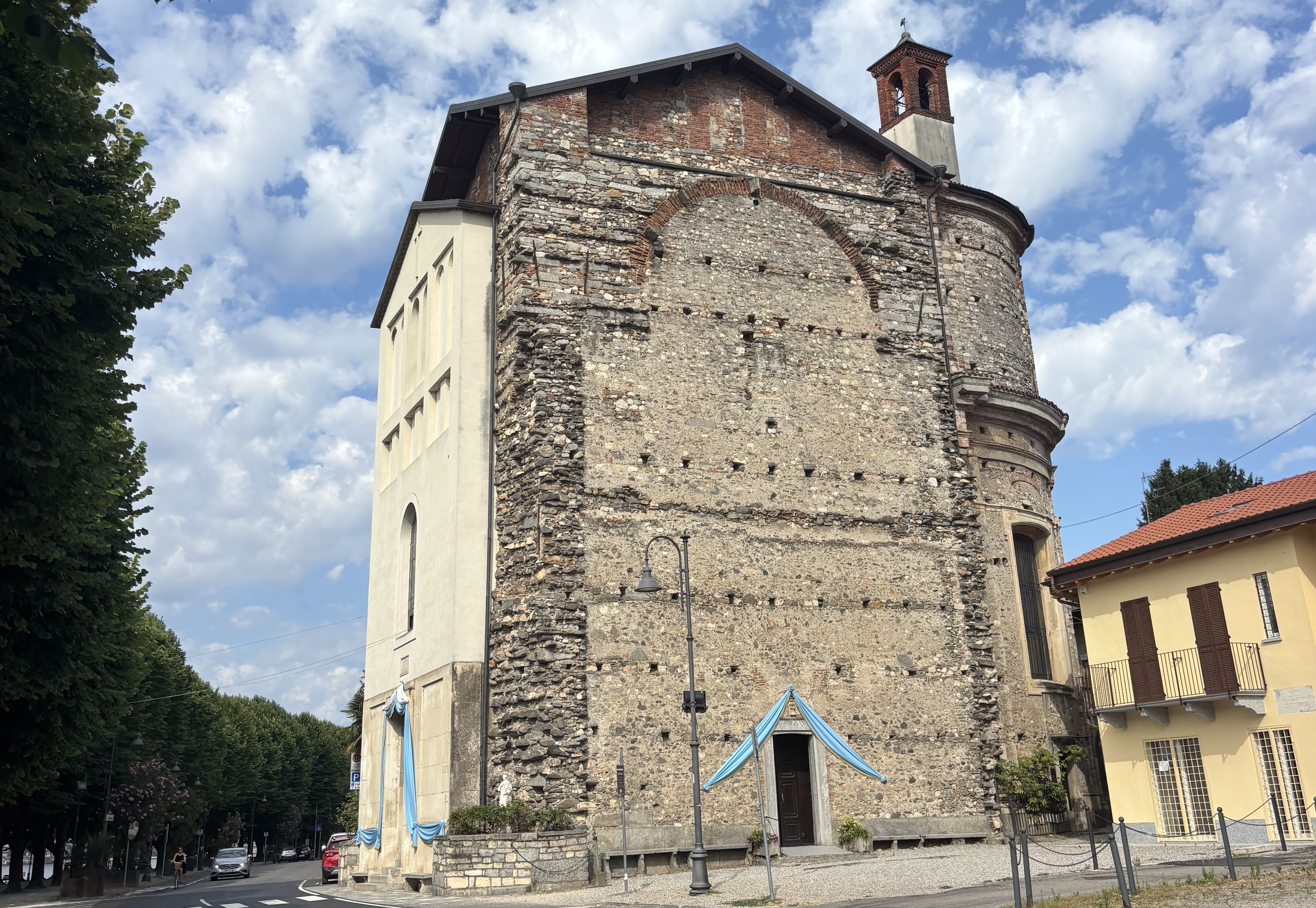 Chiese e arte sacra raccontano la storia di Angera: una passeggiata guidata alla scoperta del borgo antico